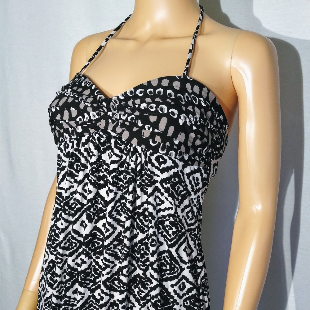 City Triangles: Halter Dress Black, White M (L)